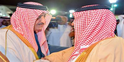 الأمير أحمد يصل إلى الرياض قادماً من الخارج وولي العهد تقدم مستقبليه 