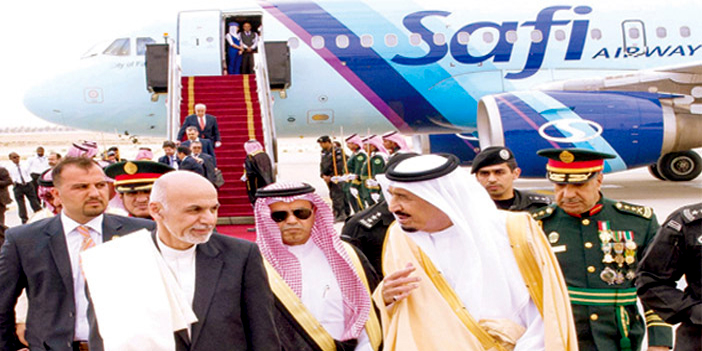 خادم الحرمين الشريفين في مقدمة مستقبلي الرئيس الأفغاني لدى وصوله الرياض 