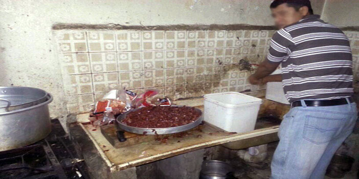  عامل المطعم المُخالف اثناء مداهمة الأمانة