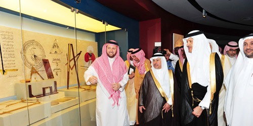  الأمير سلطان بن سلمان خلال زيارته لمتحف بجامعة الإمام