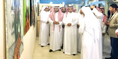  مدير جامعة الملك سعود في جولة على معرض قسم التربية الفنية الـ(37)