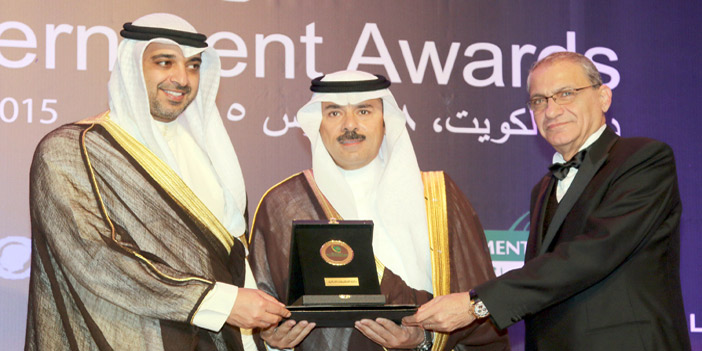  الملحم وهو يتسلم جائزة (أفضل التطبيقات الذكية عربياً) بدولة الكويت