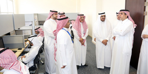  وزير التعليم خلال جولته وتفقده مرافق وإدارات المركز