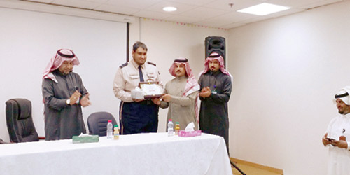  رجل الأمن الشمري أثناء تكريمه