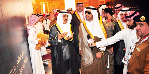  الأمير سعود بن عبدالمحسن خلال افتتاحه المعرض