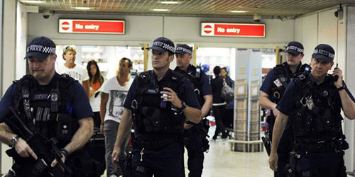 الشرطة تطلق النار على رجل هاجم عناصر أمن المطار بساطور في الولايات المتحدة 