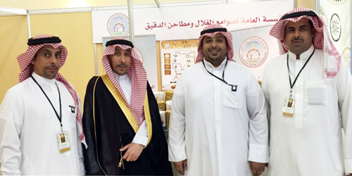  التويجري يتوسط المشاركين بجناح الصوامع من الموظفين