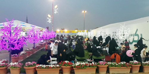 افترشوا المسطحات الخضراء وشاهدوا سجادة الزهور 