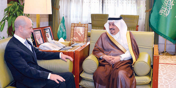  الأمير فيصل بن بندر لدى استقباله السفير اللبناني