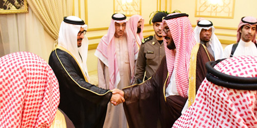  الأمير سعود بن عبد المحسن مستقبلاً المواطنين والمسؤولين
