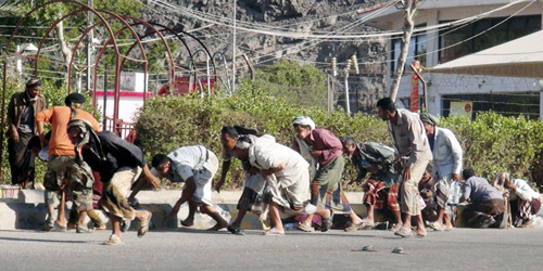  مواطنون في عدن يبحثون عن ملجأ هرباً من إطلاق النار والانفجارات