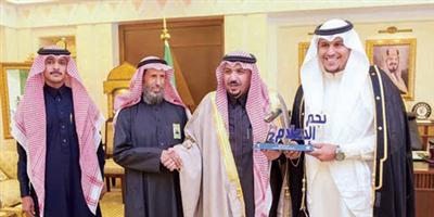 أمير القصيم يستقبل «نجم الإعلام» 
