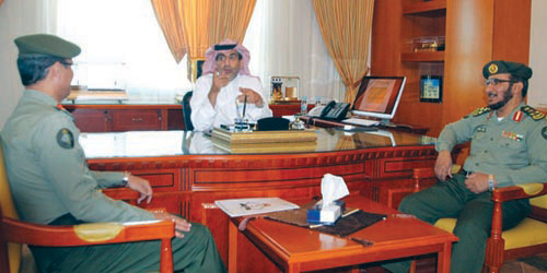  المنيفي خلال تكريمه متقاعدي مديرية الزراعة بوادي الدواسر