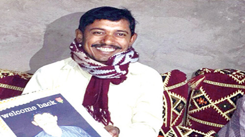  مواطن سعودي يحتفي بعودة عامله الهندي
