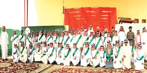  المدير العام للتربية والتعليم بمحافظة المجمعة يتوسط الطلاب المتفوقين