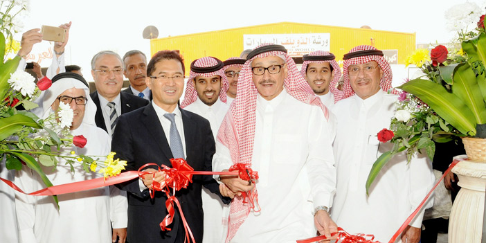  سعد الوعلان والسيد توم لي يقصان شريط الافتتاح