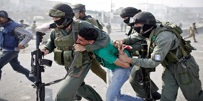  جنود الاحتلال يمارسون العنف مع أطفال فلسطين