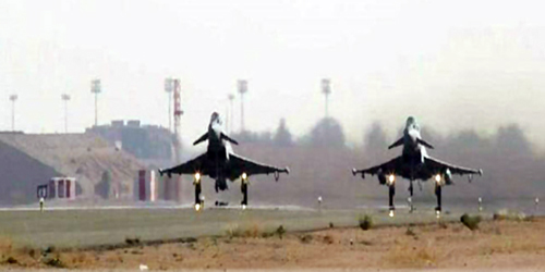 قوات تحالف عملية عاصفة الحزم تقصف مقرات عسكرية غرب اليمن 