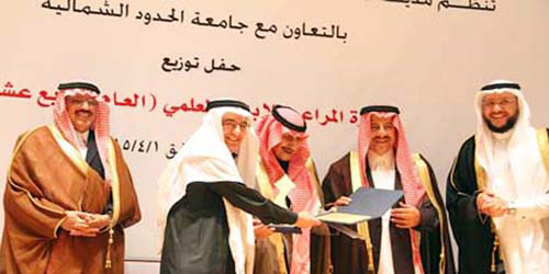  الأمير عبدالله يسلم الجائزة للفائزين