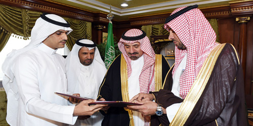  الأمير جلوي يتسلم التقرير من العطا الله