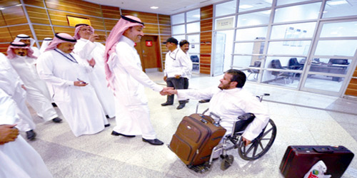معاق يستوقف مدير «السعودية» ويناقش معه خدمات ذوي الاحتياجات الخاصة 