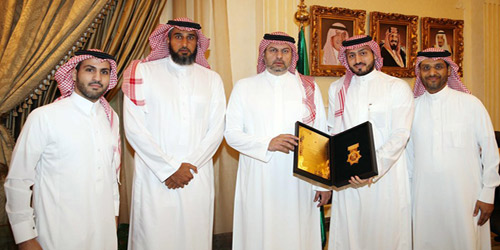  منسوبو شركة لجام للرياضة في صورة تذكارية مع الرئيس العام