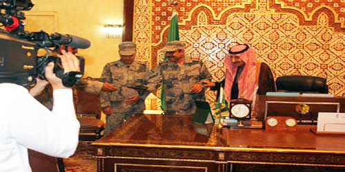  الأمير عبد الله بن عبد العزيز مستقبلاً العقيد العسيري