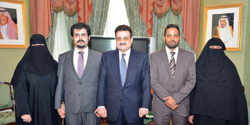  الأمير محمد بن نواف في صورة جماعية مع الخريجين المكرمين