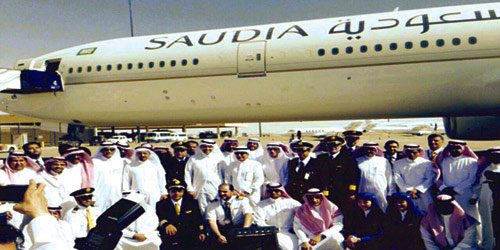  م. الجاسر وعدد من منسوبي الخطوط السعودية أمام الطائرة بوينج