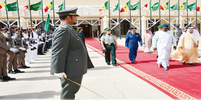 فيصل بن بندر يودع الرئيس السنغالي 