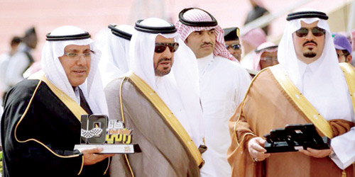  أمير حائل يكرم الصعب لمشاركة مركز التنمية الفعالة بالرالي