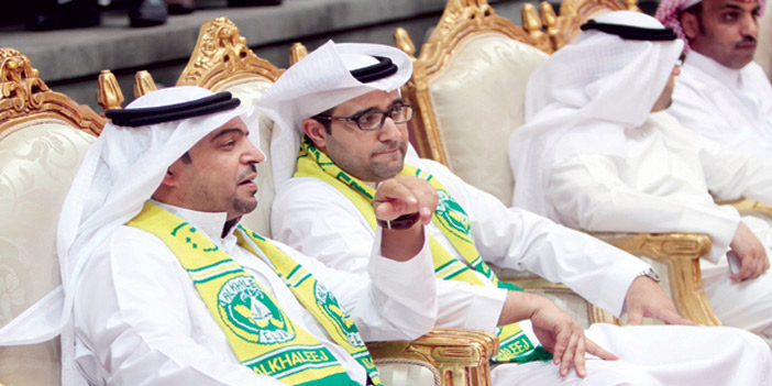  رئيس العروبة مرتديا شعار الخليج
