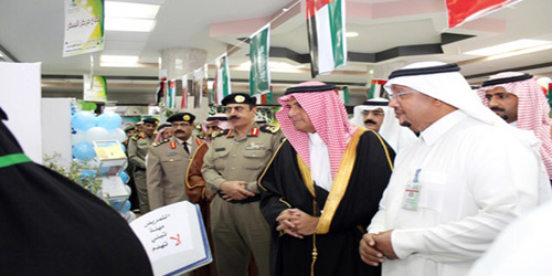  وكيل الإمارة متجولاً في المعرض