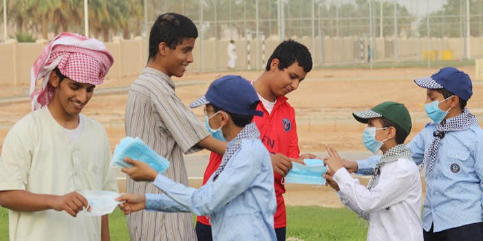  الكشافة يوزعون الكمامات