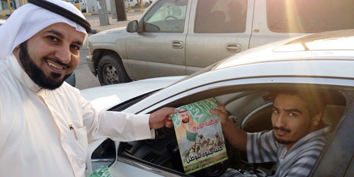  المواطن أثناء توزيع الملصقات