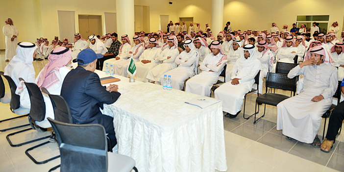  أثناء اللقاء بعدد من المتدربين