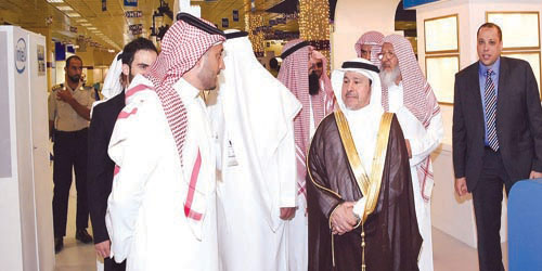  مدير الجامعة بالنيابة يتفقد المعرض