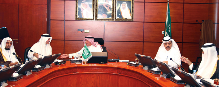  رئيس مجلس الإدارة يتوسط من اليمين: ممثل وزارة الثقافة والمدير العام ورئيس التحرير و د.حمد الفريان