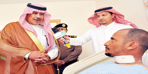  أمير الباحة يطمئن على المصابين بمستشفى الملك فهد بالباحة
