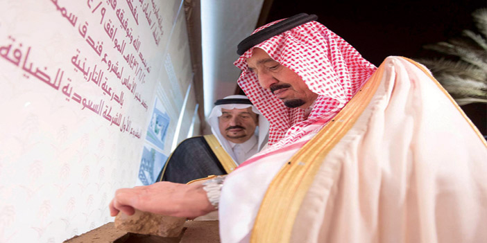 تفقد ساحات الحي ومنشآته العمرانية والثقافية والسياحية.. ووقع على لوحة محفورة يحملها مجموعة من الأطفال 