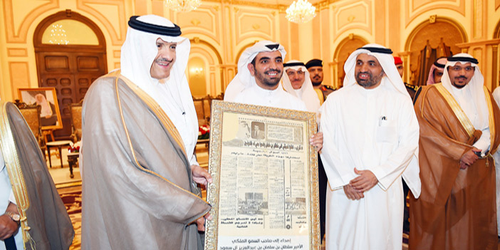  صاحب السمو الأمير سلطان بن سلمان في صورة تذكارية مع مادة الجزيرة