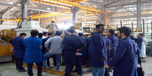  طلاب الهندسة الميكانيكية داخل أحد المصانع