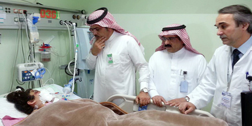  مدير المستشفى والمحافظ يطمئنان على إحدى الطفلتين