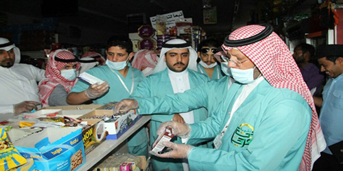  م. الشمري والمراقبون يفحصون بضائع إحدى البقالات