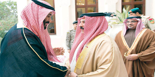  العاهل البحريني خلال استقباله وزير الدفاع في المنامة أمس
