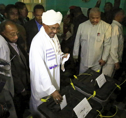 السودانيون يصوتون في انتخابات رئاسية وبرلمانية تقاطعها المعارضة 