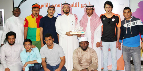  الشعلان يتوسط طلاب جامعه الملك سعود