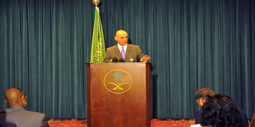  السفير عادل الجبير خلال المؤتمر الصحفي في واشنطن أمس