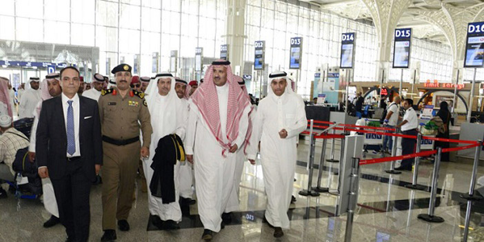  الأمير فيصل بن سلمان خلال زيارته التفقدية لمطار الأمير محمد بن عبدالعزيز «الجديد»