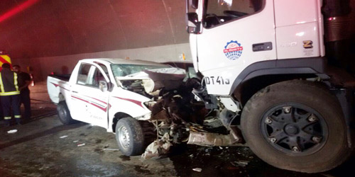  الشاحنة والوانيت بعد الاصطدام